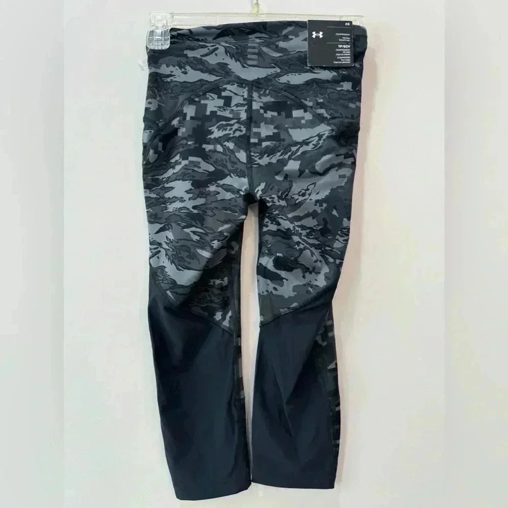 UnderArmour Black and White Print Compression Capri Leggings - Size XS